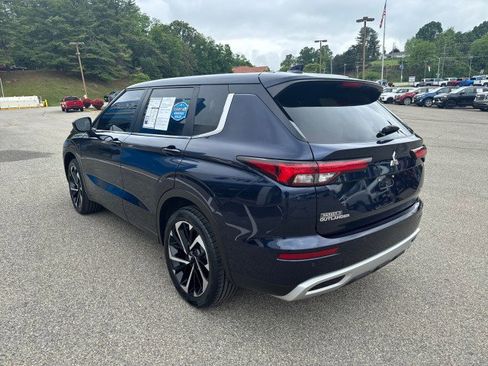 Used 2022 Mitsubishi Outlander SE image 2