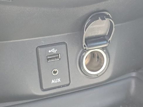 Used 2015 Nissan Rogue SV FWD image 27