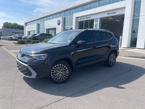 New 2026 Volkswagen Taos SE FWD image 1