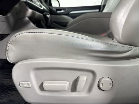 Used 2018 Toyota Highlander XLE AWD/4WD image 21