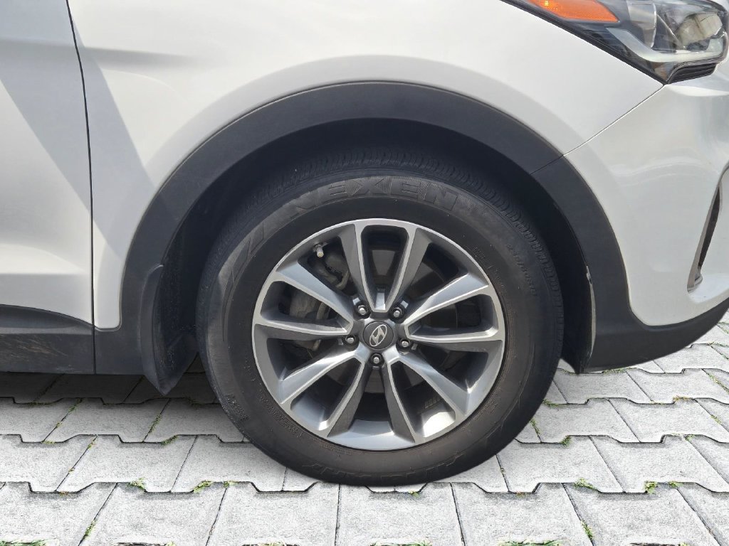 Used 2017 Hyundai Santa Fe SE FWD image 3