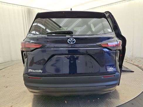 Used 2022 Toyota Sienna XLE image 29