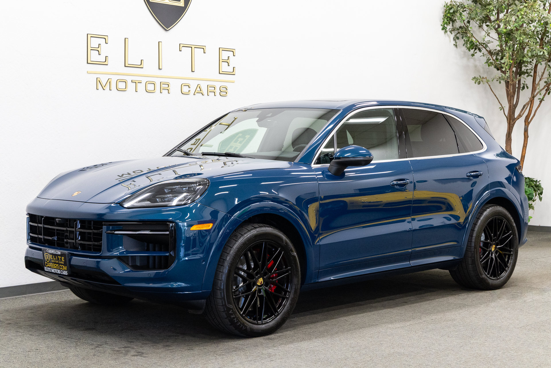 Used 2024 Porsche Cayenne S AWD/4WD image 1