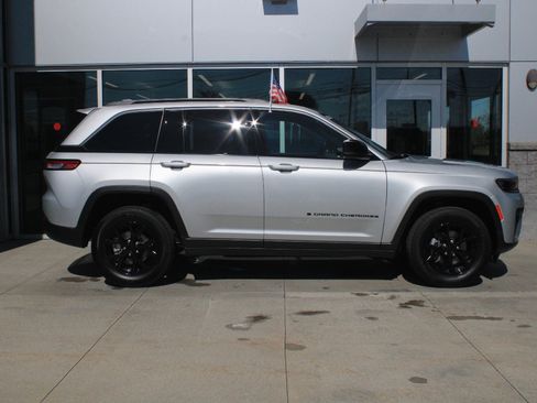 Used 2026 Jeep Grand Cherokee Altitude AWD/4WD image 5
