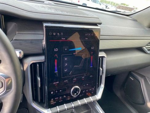 Used 2025 GMC Acadia Elevation image 23