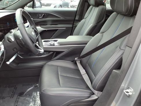 Used 2025 Cadillac Lyriq Luxury w/ LPO, Floor Liner Package AWD/4WD image 5