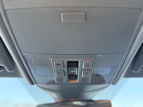 Certified 2025 Volkswagen Jetta SE w/ Sunroof Package image 22