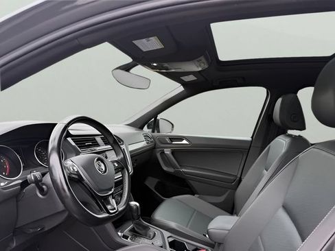Used 2020 Volkswagen Tiguan SE R-Line AWD/4WD image 9