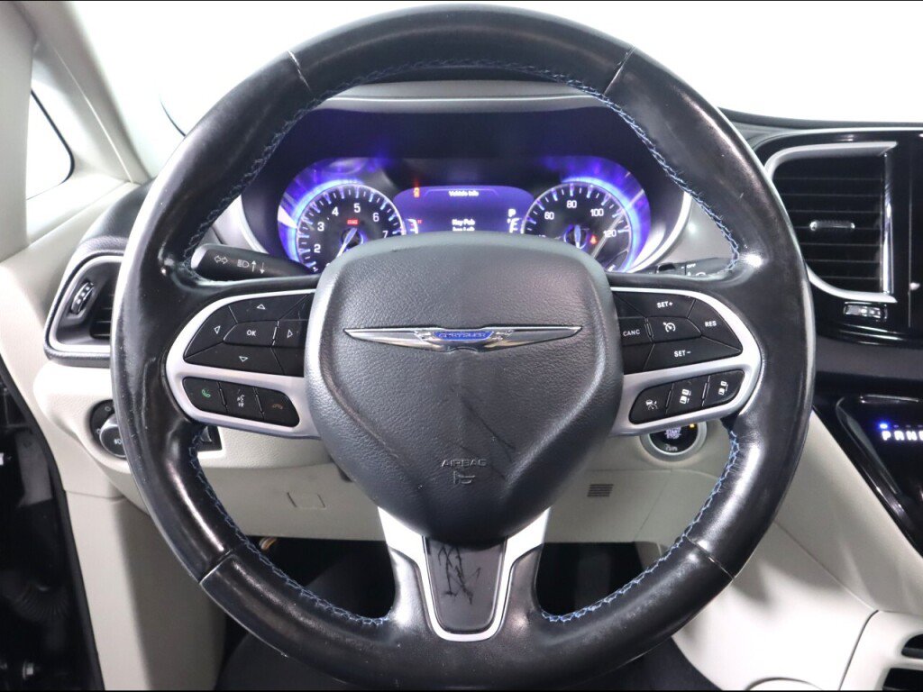 Used 2021 Chrysler Pacifica Touring-L FWD image 11