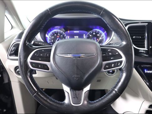 Used 2021 Chrysler Pacifica Touring-L FWD image 11