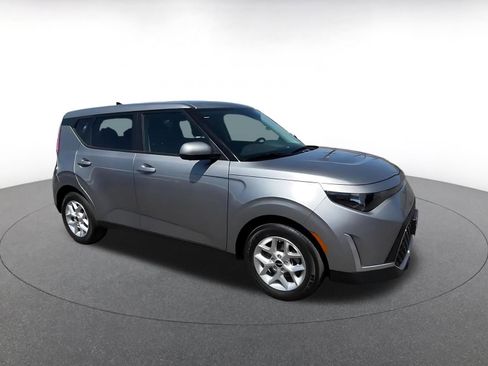 Used 2025 Kia Soul LX w/ LX Technology Package FWD image 2