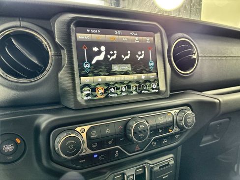 Used 2022 Jeep Wrangler Unlimited Sahara AWD/4WD image 17