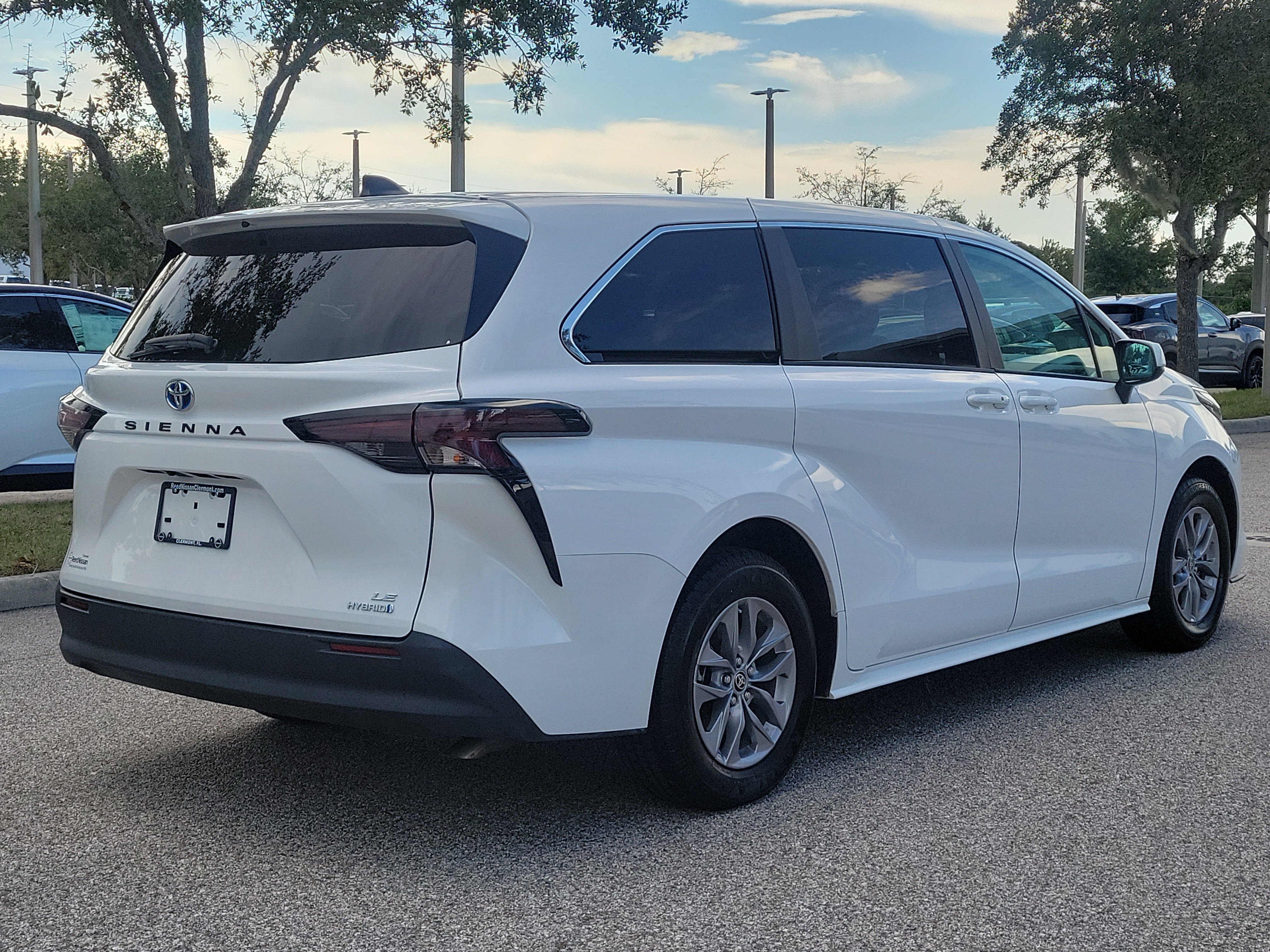 Used 2024 Toyota Sienna LE FWD image 5