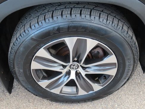 Used 2020 Toyota Highlander XLE image 13