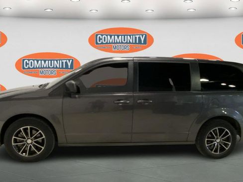 Used 2018 Dodge Grand Caravan SE image 3
