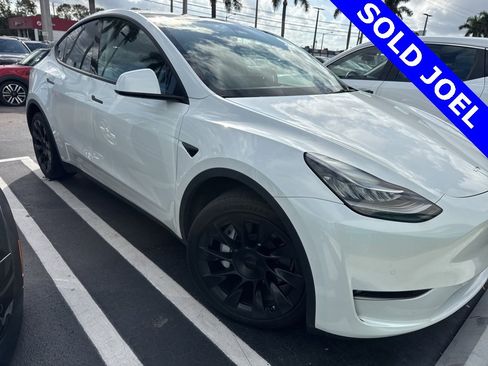 Used 2022 Tesla Model Y Long Range image 1
