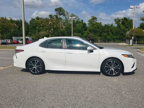 Used 2019 Toyota Camry SE FWD image 3