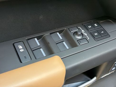Used 2025 Land Rover Defender 130 X-Dynamic SE AWD/4WD image 14