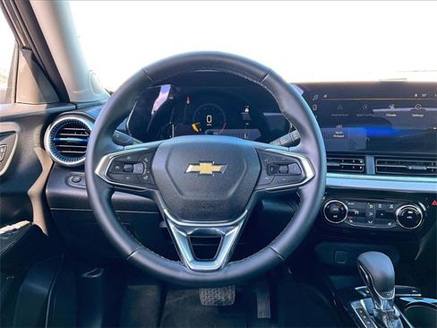 Used 2025 Chevrolet Trax LT w/ LT Convenience Package image 17