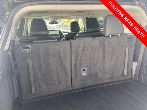 Used 2024 Toyota Highlander Limited image 11