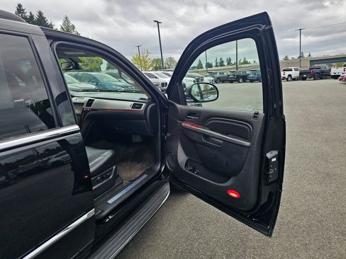Used 2014 Cadillac Escalade Luxury AWD/4WD image 30