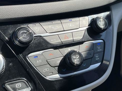 Used 2024 Chrysler Pacifica Touring-L FWD image 30