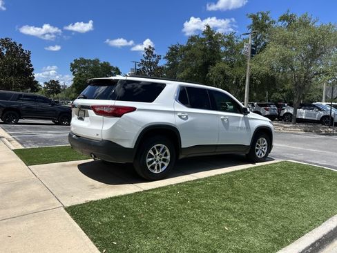 Used 2021 Chevrolet Traverse LT FWD image 5