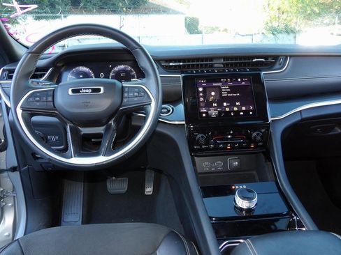 Used 2022 Jeep Grand Cherokee Altitude image 6