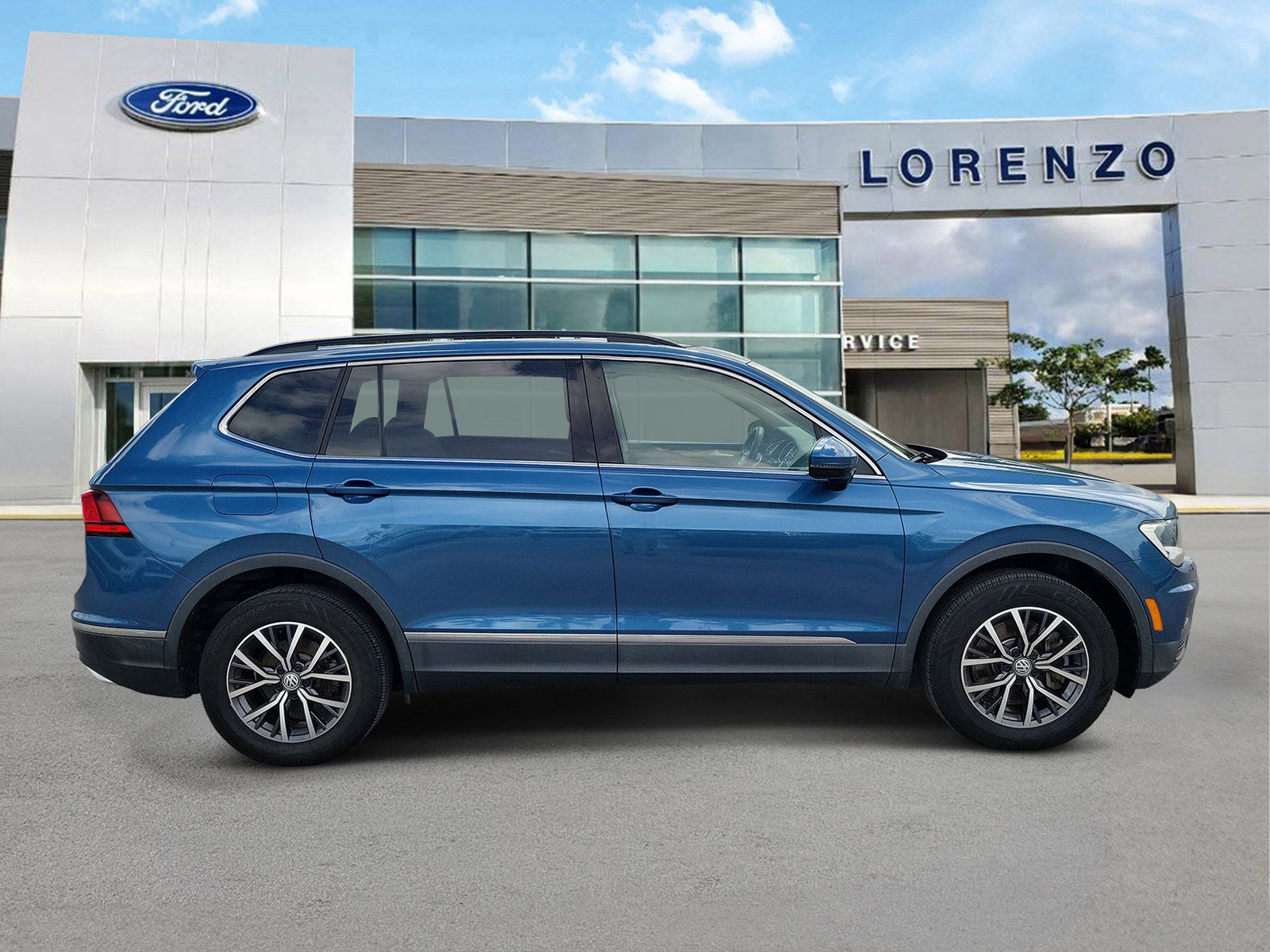 Used 2020 Volkswagen Tiguan SE w/ Panoramic Sunroof Package FWD image 4
