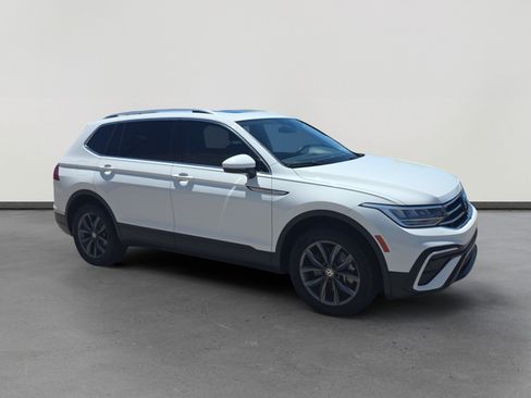 Used 2022 Volkswagen Tiguan SE w/ Panoramic Sunroof Package FWD image 7