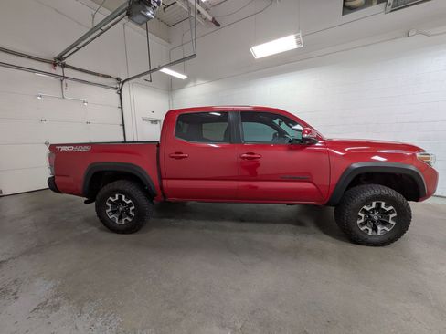 Used 2022 Toyota Tacoma TRD Off-Road AWD/4WD image 3