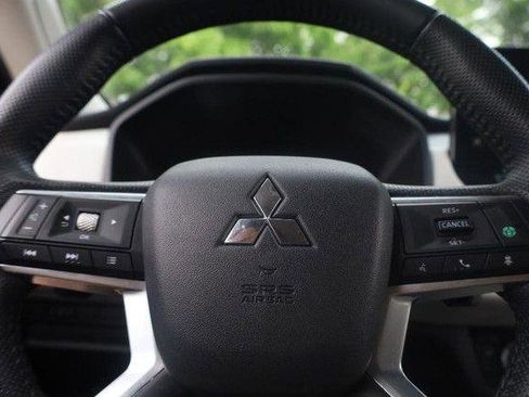 Used 2025 Mitsubishi Outlander AWD image 11