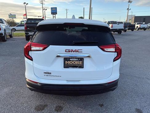 Used 2024 GMC Terrain SLE image 6