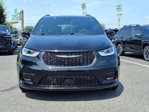 Certified 2025 Chrysler Pacifica Limited FWD image 2