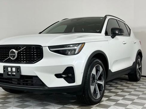 Used 2024 Volvo XC40 B5 Plus AWD/4WD image 6