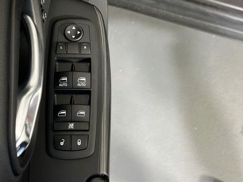 Used 2017 Jeep Cherokee Limited w/ Luxury Group AWD/4WD image 18