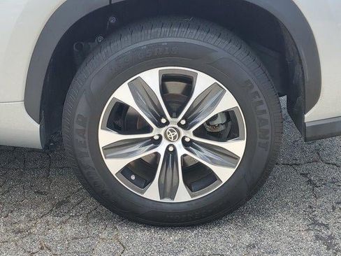 Used 2022 Toyota Highlander XLE FWD image 7