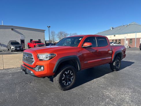 Used 2017 Toyota Tacoma TRD Sport image 3