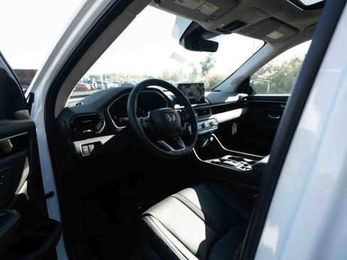 New 2025 Honda Pilot Touring image 8