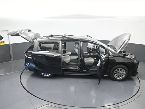 Used 2025 Toyota Sienna XLE w/ XLE Plus Package FWD image 73