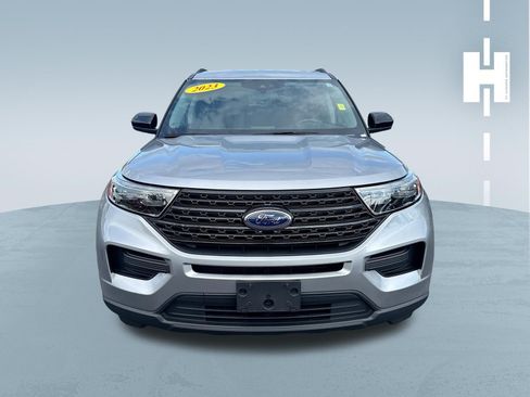 Used 2023 Ford Explorer XLT AWD/4WD image 2