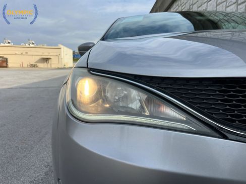 Used 2017 Chrysler Pacifica Touring-L image 14