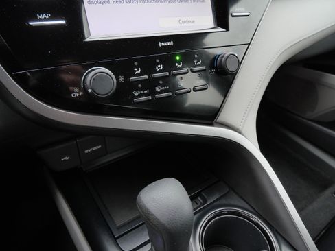 Certified 2020 Toyota Camry LE image 23