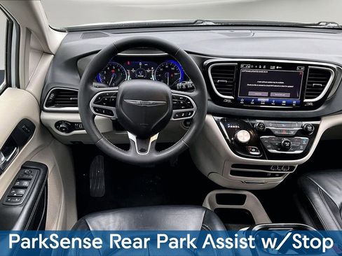 Used 2022 Chrysler Pacifica Touring-L image 10