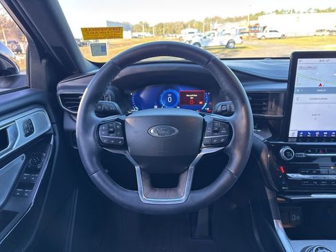 Used 2024 Ford Explorer Platinum w/ Technology Package image 12