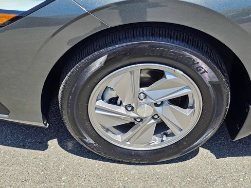 Certified 2025 Hyundai Elantra SE FWD image 9