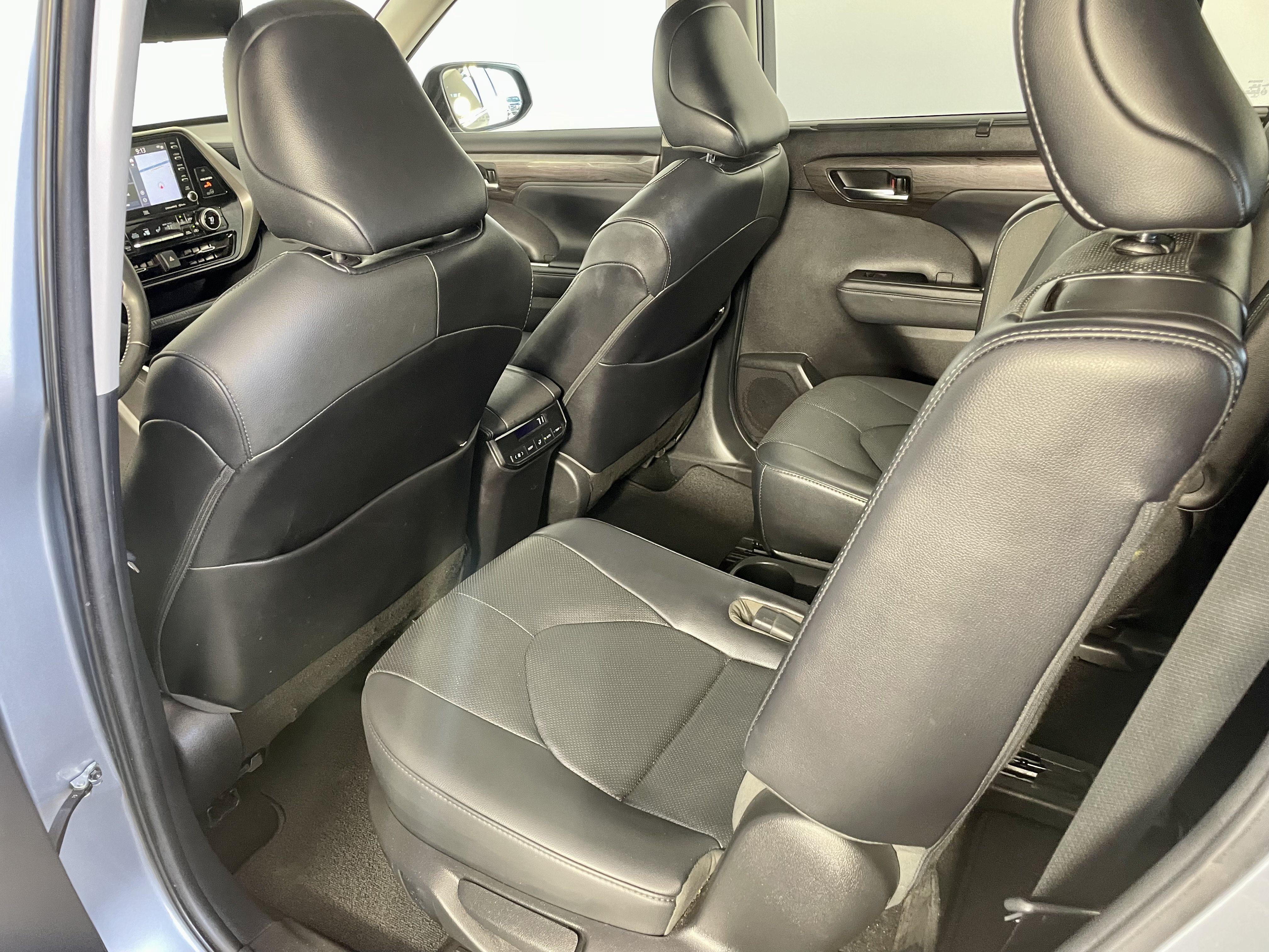 Used 2022 Toyota Highlander Limited FWD image 9