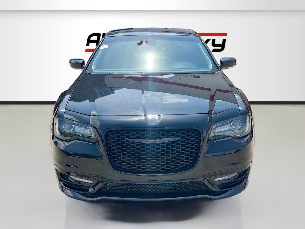 Used 2022 Chrysler 300 Touring L w/ Comfort Group RWD image 2