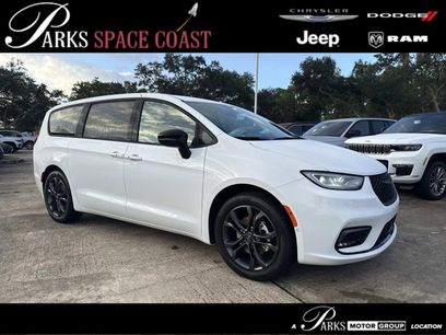 New 2026 Chrysler Pacifica Select