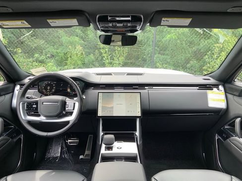 New 2025 Land Rover Range Rover SE image 18